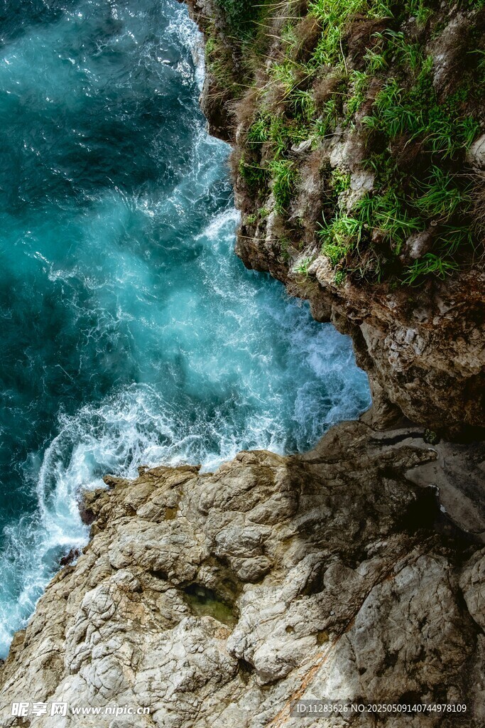 悬崖边的碧蓝海浪景观