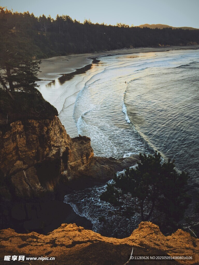 海岸风光海浪拍击岩石