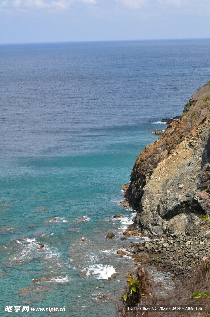 碧海与嶙峋礁石