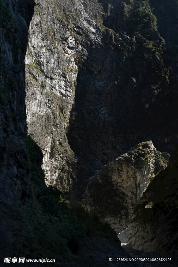 险峻山间景象