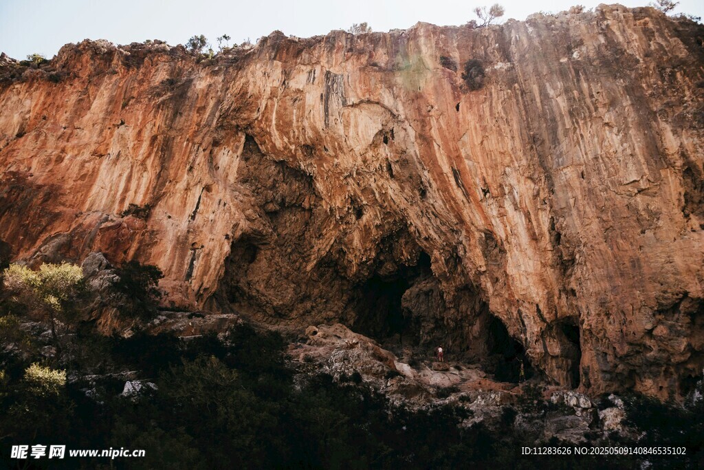壮丽陡峭的红色岩石山壁