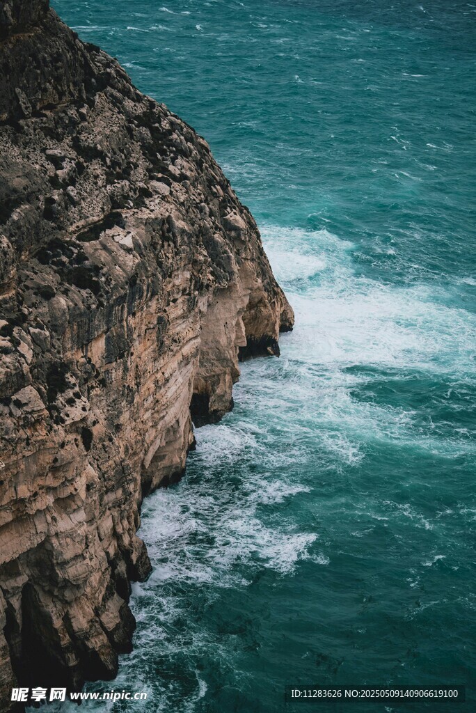 海边悬崖与汹涌海浪