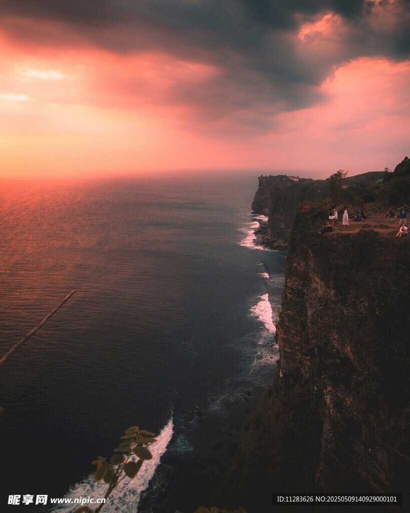 日落时分的壮丽海岸景观