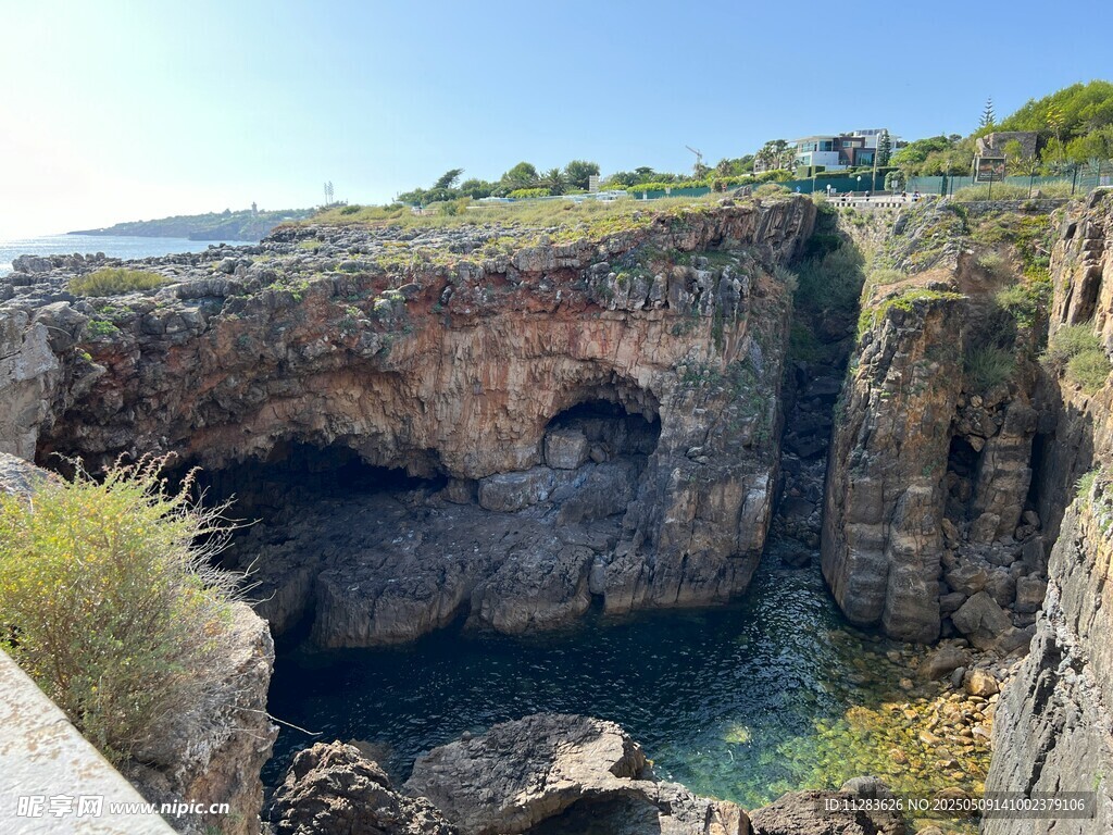海岸边壮观的岩石洞穴景观