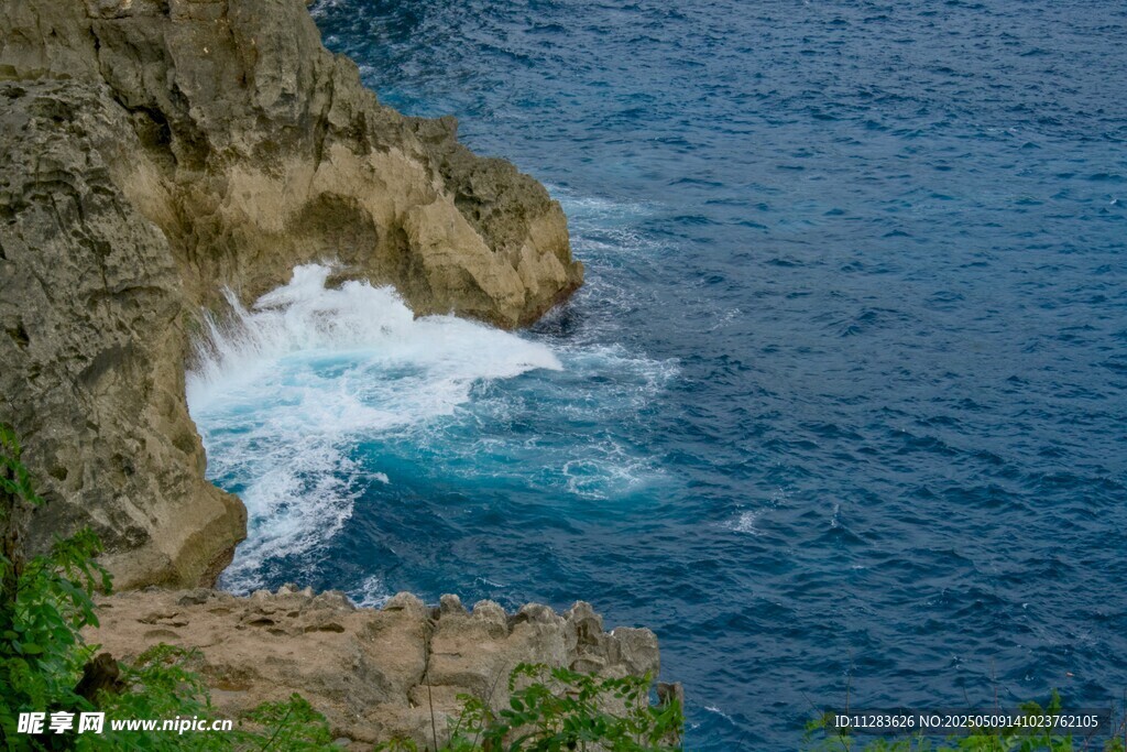 海边悬崖处的汹涌海浪