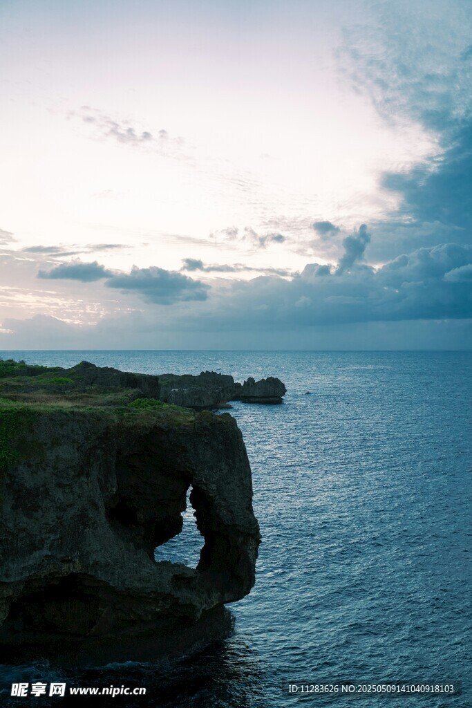 海边拱形岩石壮丽景观