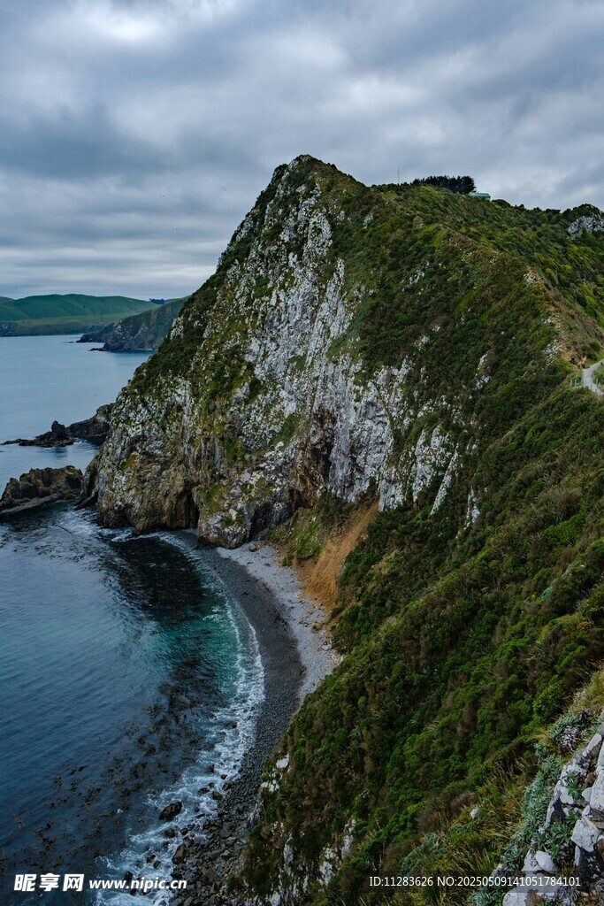 海岸边的陡峭岩石景观