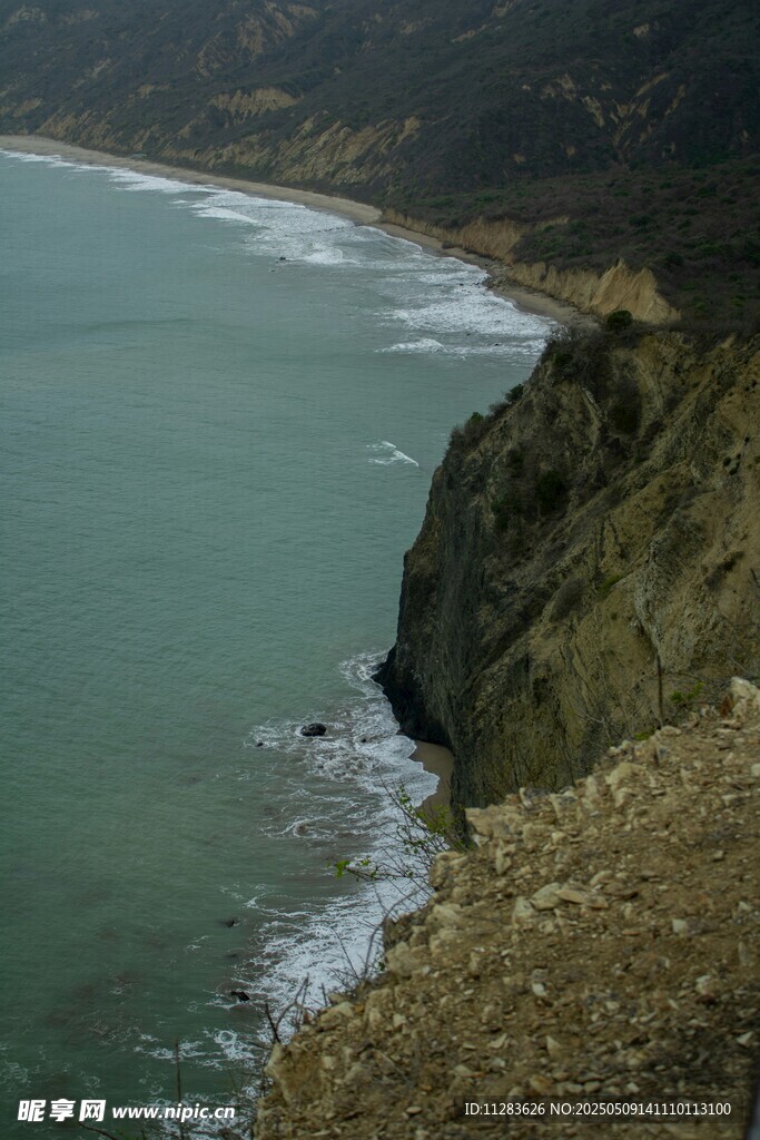 海岸边的壮丽悬崖景观