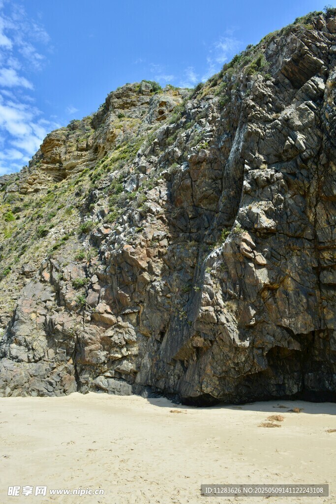 海边嶙峋岩石景观