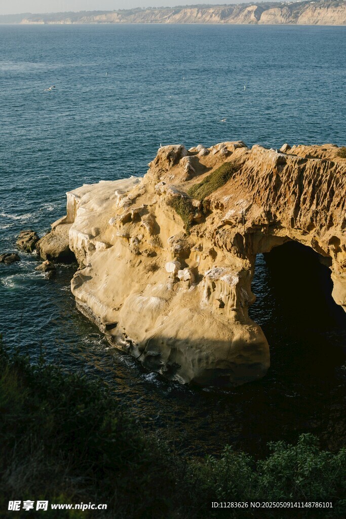 海边岩石洞穴景观