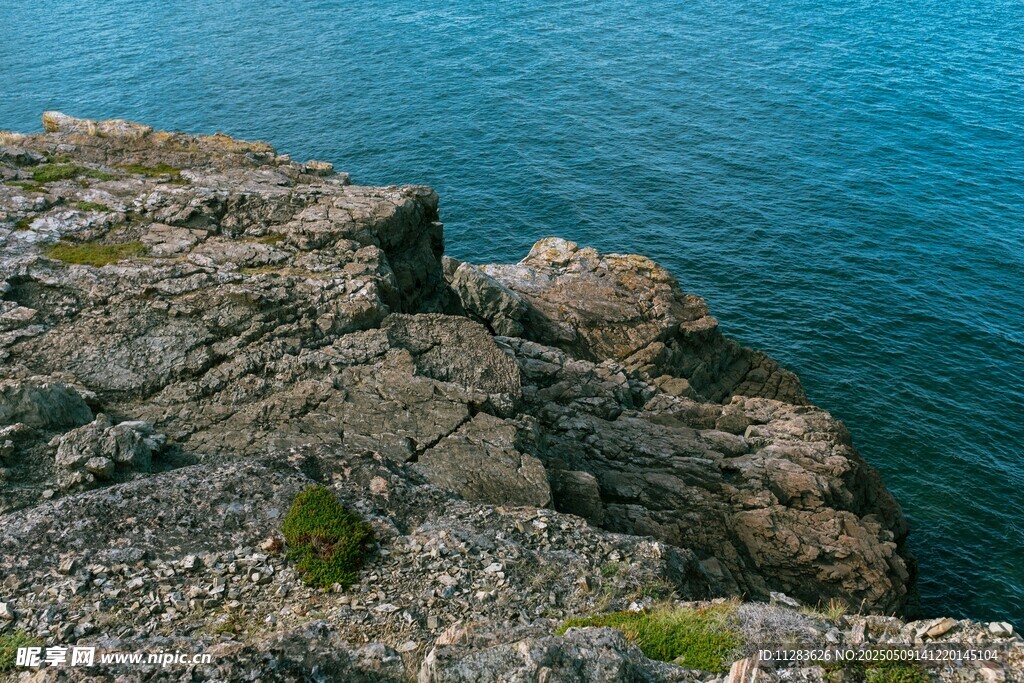 海边嶙峋岩石与碧蓝海水