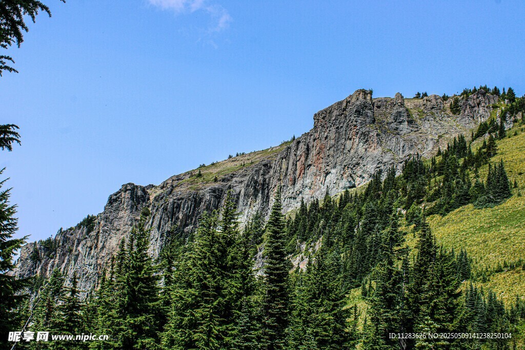青山翠林间的壮美山峰