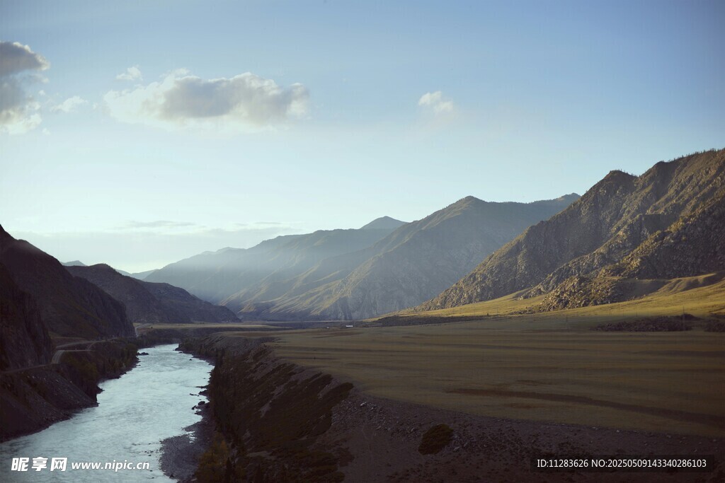 山间河畔美景