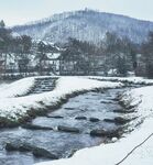冬日溪边雪景
