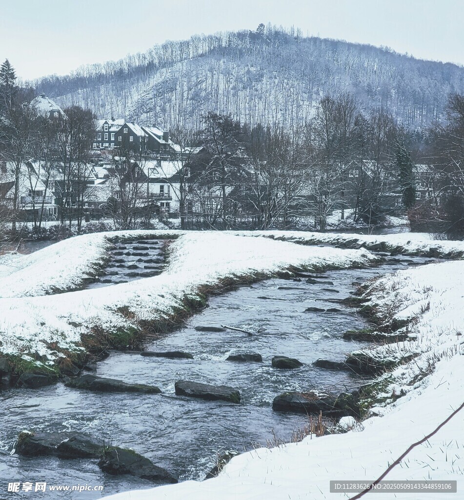 冬日溪边雪景