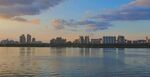 城市湖畔美丽黄昏景色