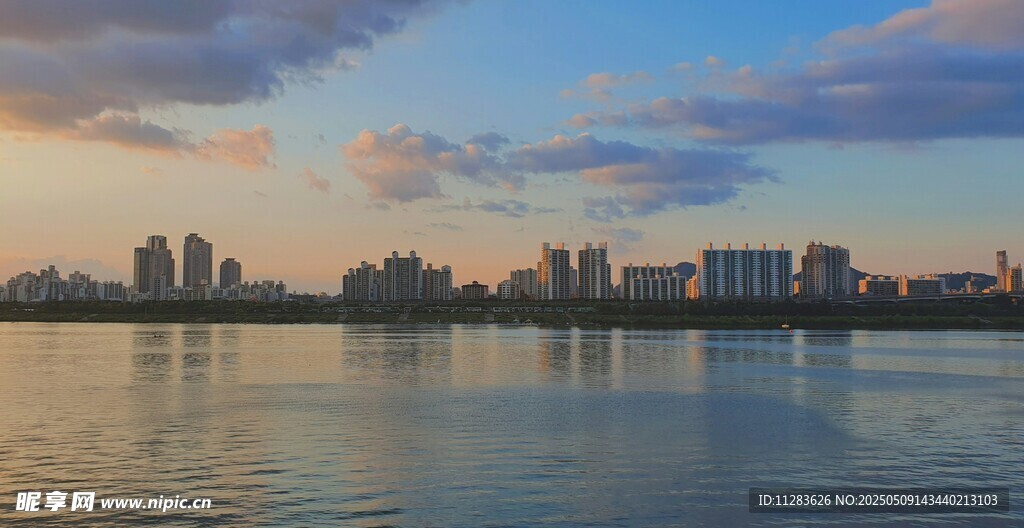 城市湖畔美丽黄昏景色