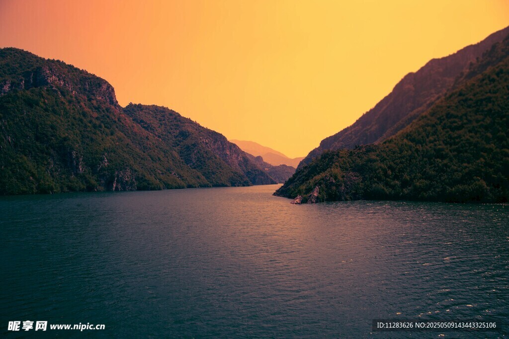 夕阳下的壮丽山水景色
