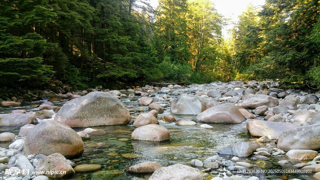 山间溪流与嶙峋怪石