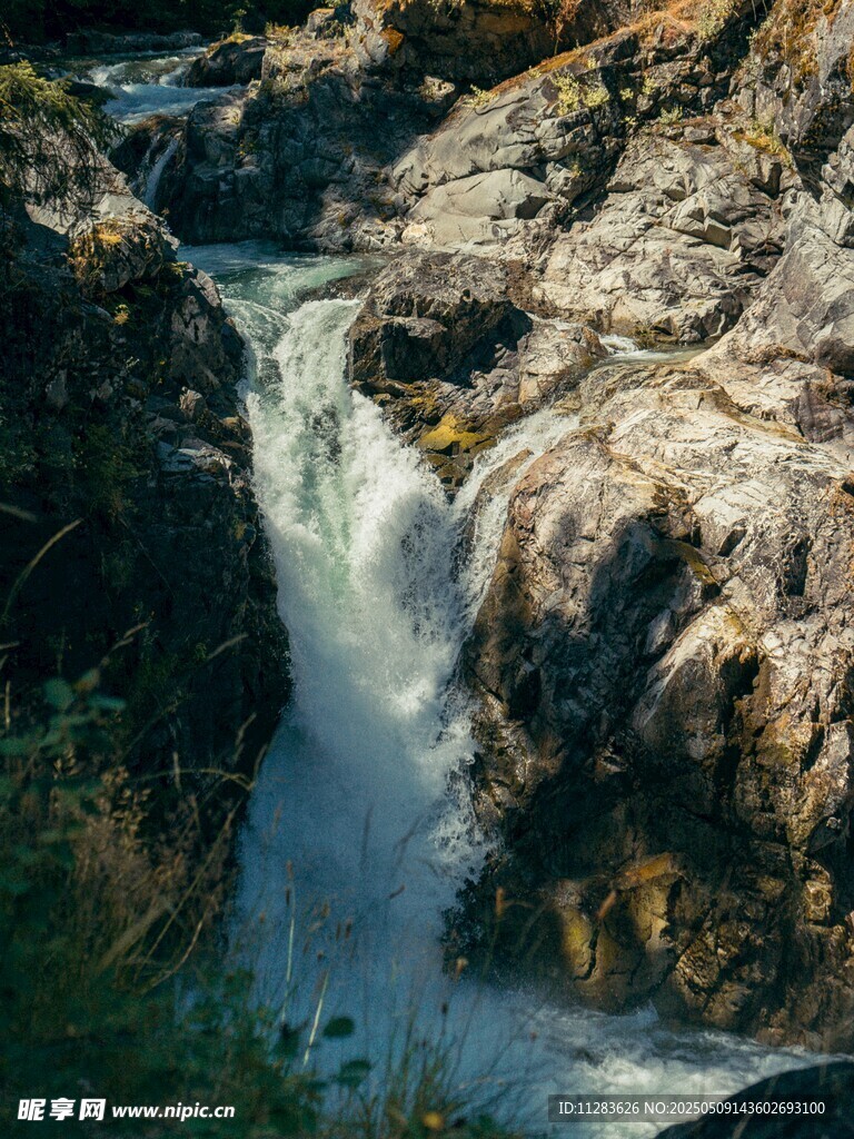 山间小瀑布景观