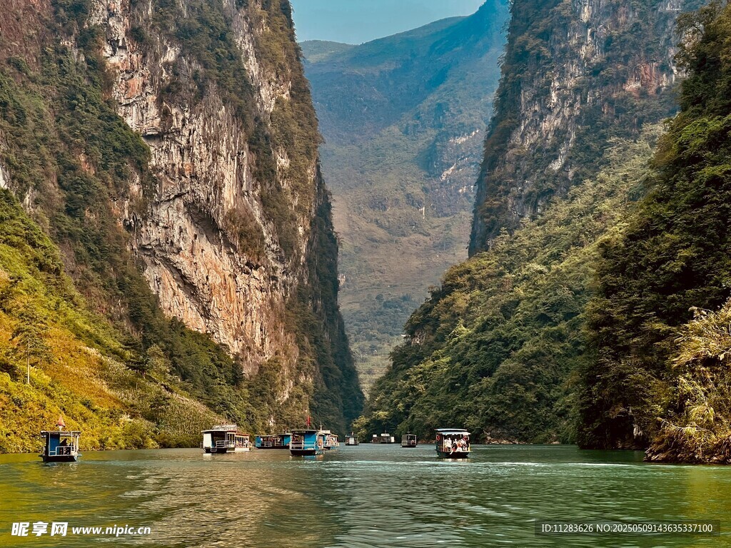 壮丽峡谷中的游船风光