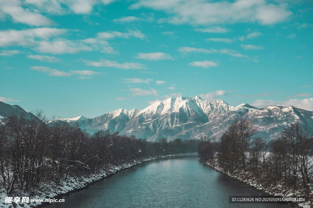 雪山下的宁静河流