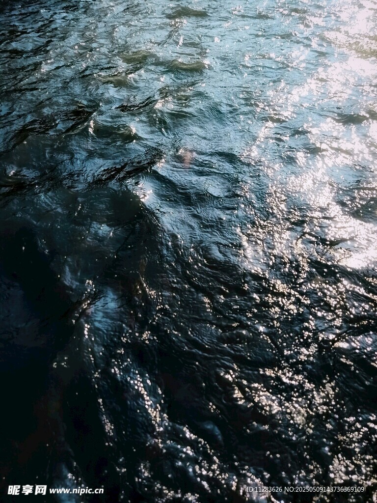 波光粼粼的水面