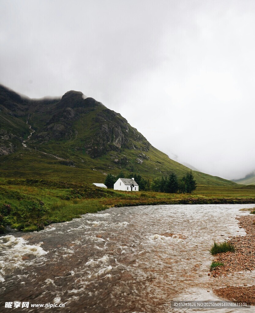 山间河畔的静谧小屋