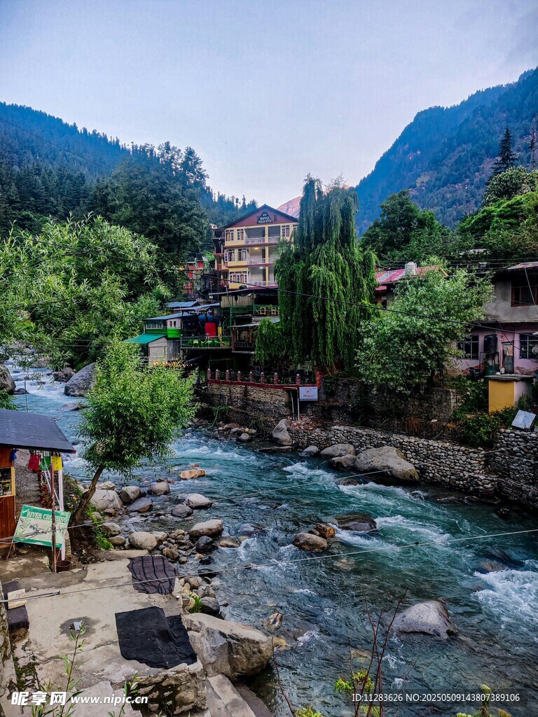 山间溪流旁的美丽村落