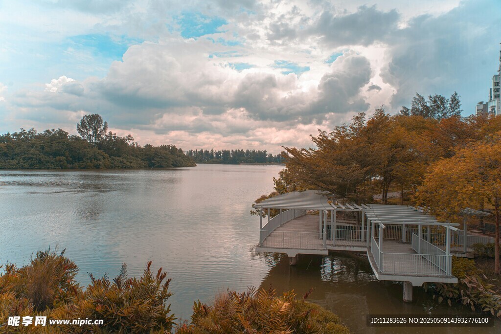 湖畔小屋秋景