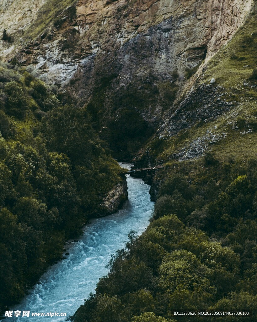 山间蓝河穿林而过