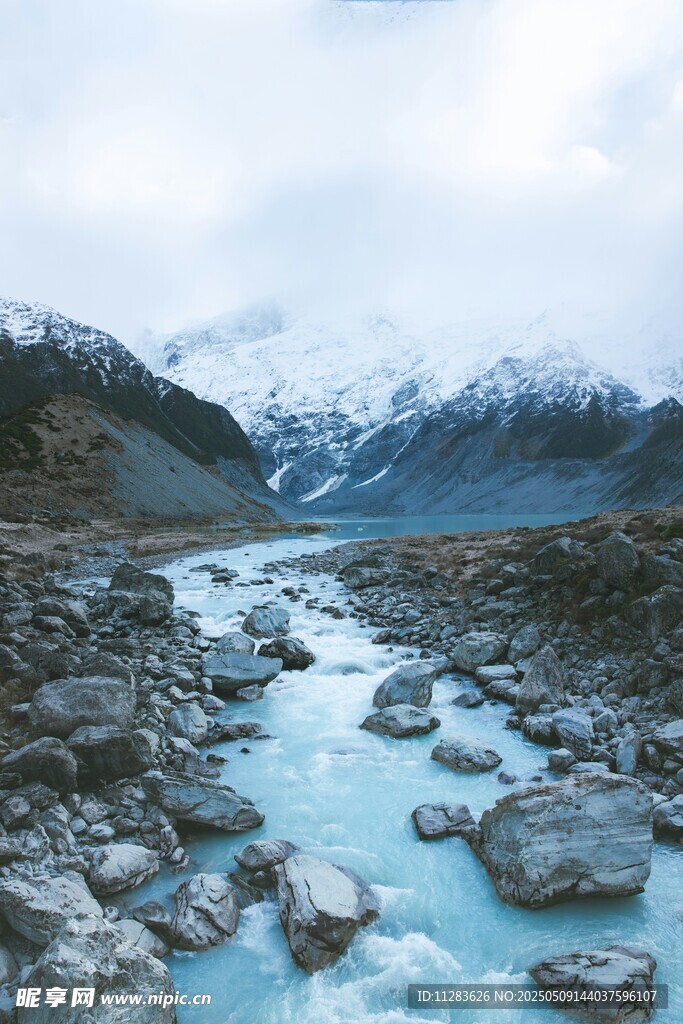 山间溪流与远处雪山美景