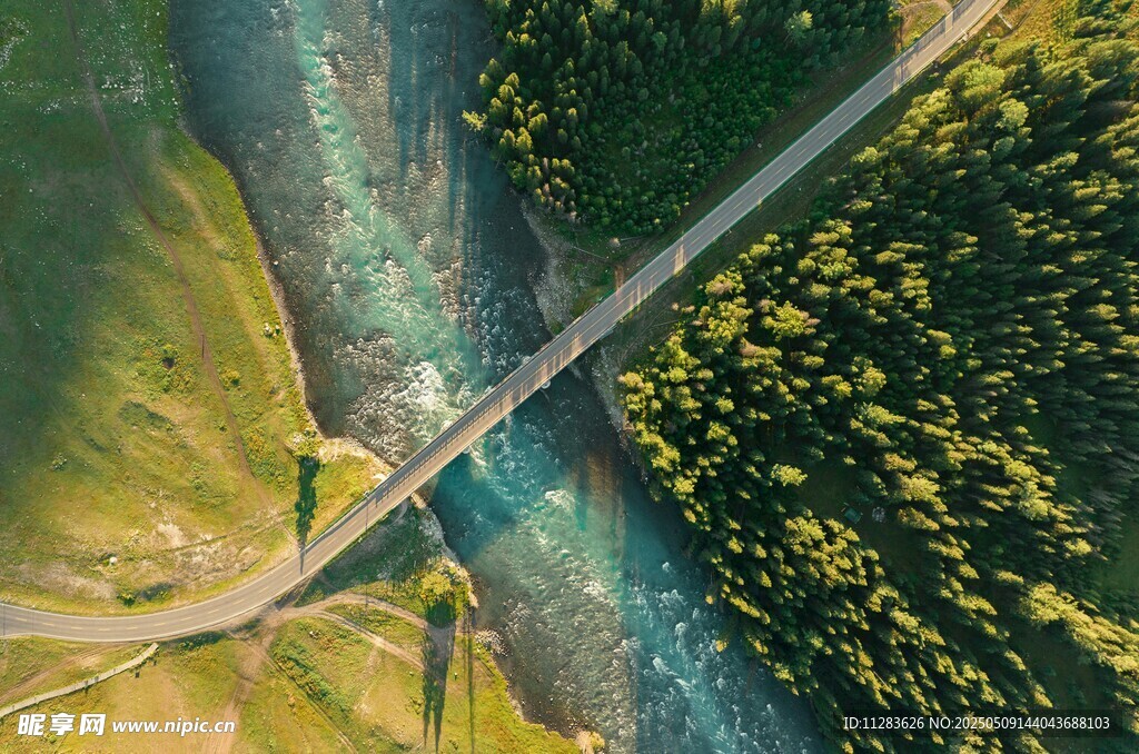 空中俯瞰公路与河流景观