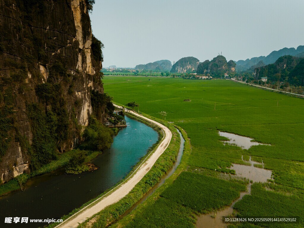 山间蜿蜒公路与绿野风光