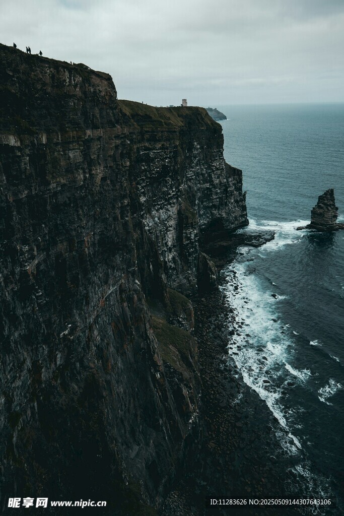 悬崖边的壮阔海景