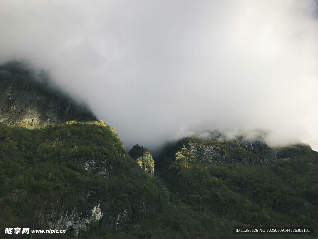 云雾缭绕的山间美景