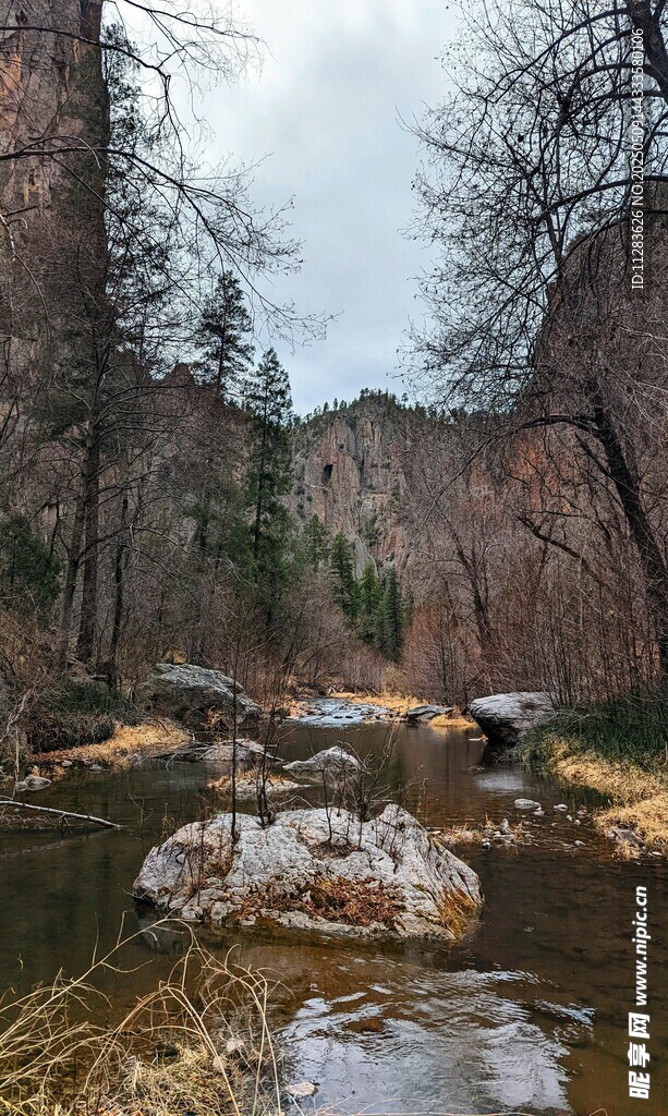 山间溪流与嶙峋岩石景观