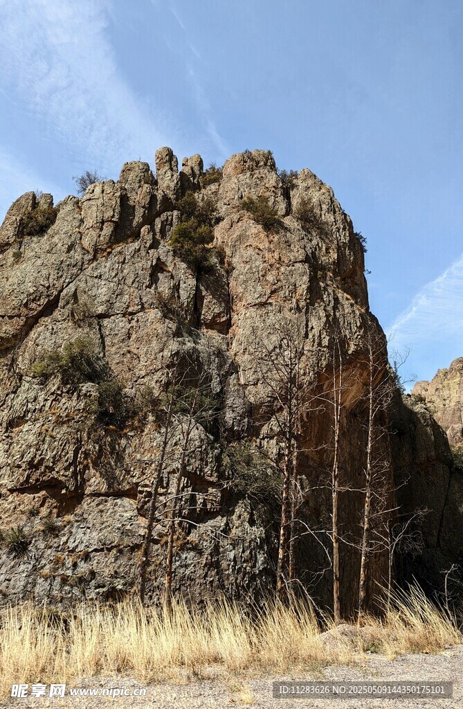 荒野中的嶙峋巨石