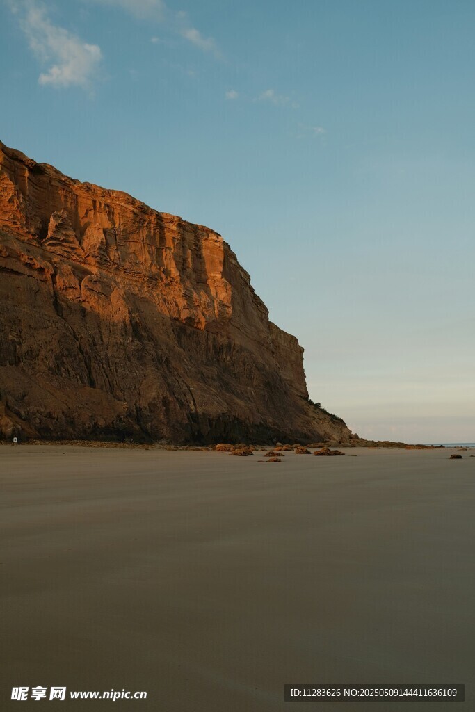 夕阳下的壮丽海岸峭壁
