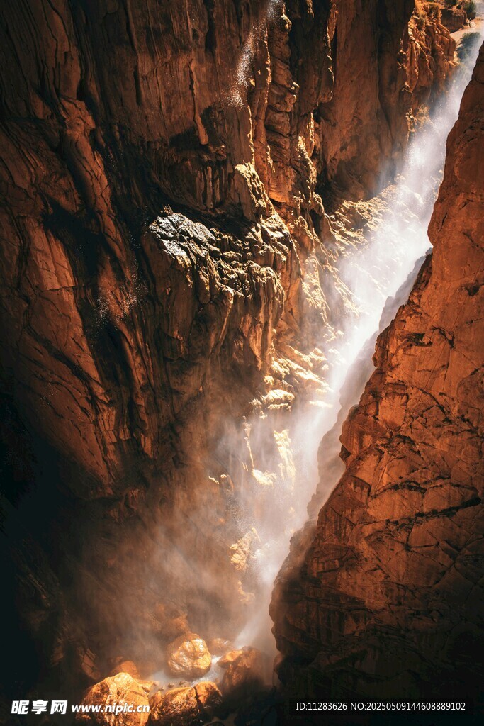 峡谷间的壮丽瀑布景观