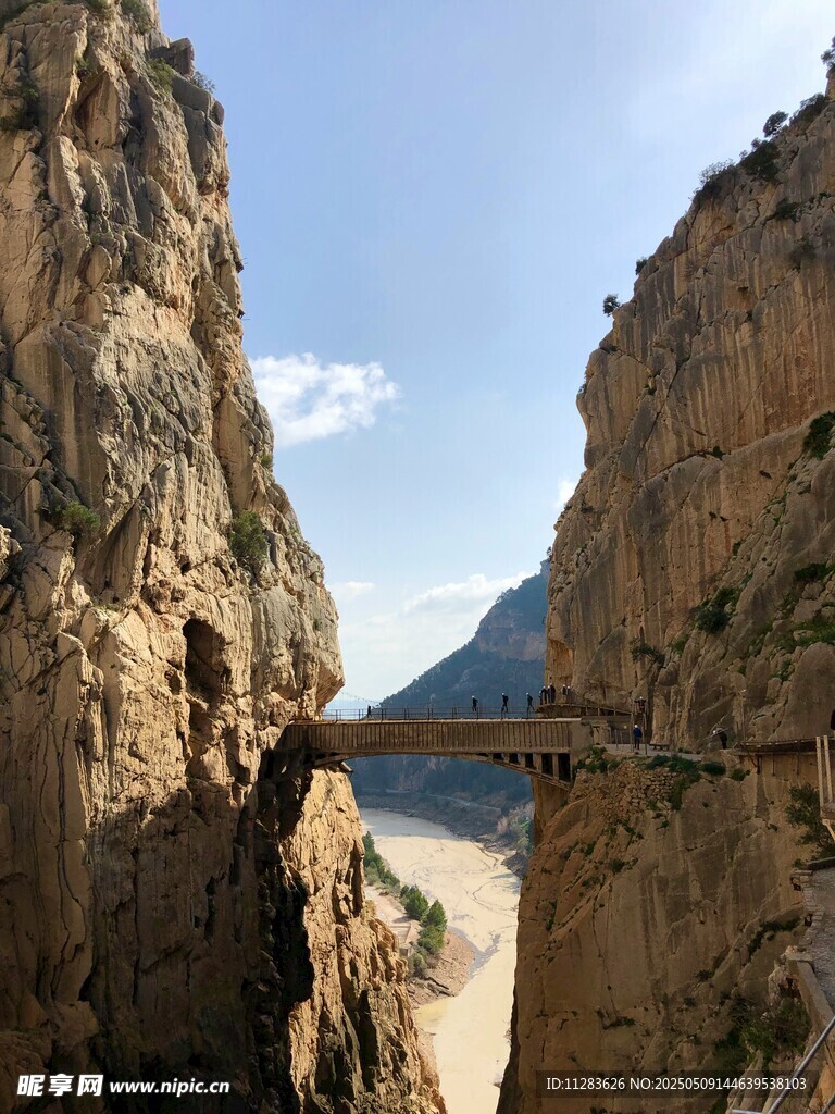 峡谷间的悬空桥梁景观