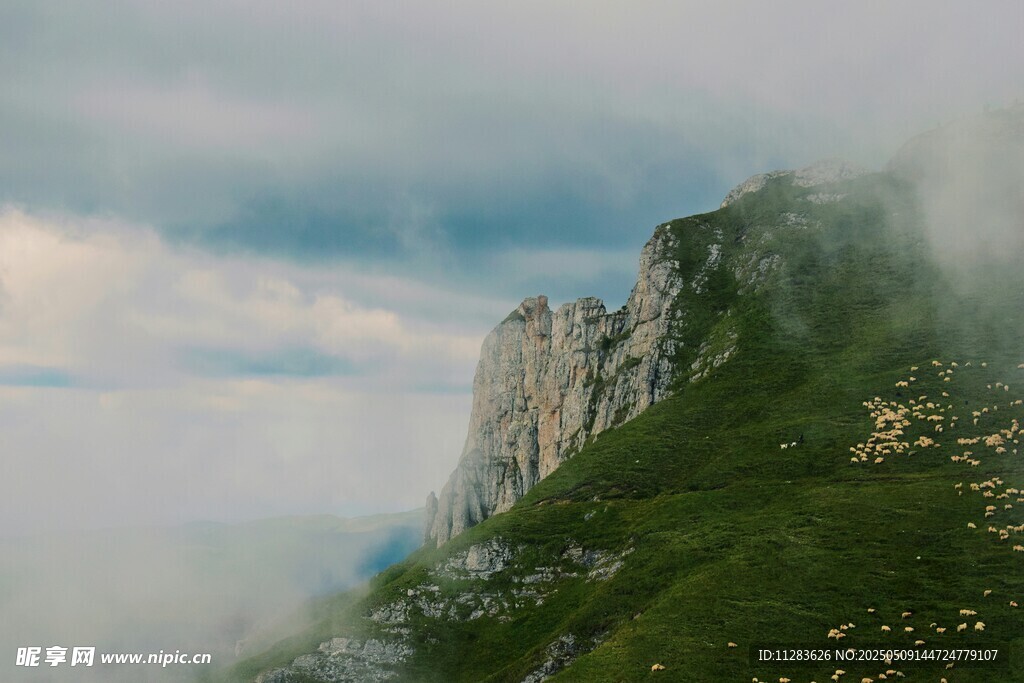 云雾缭绕的峻峭山峰