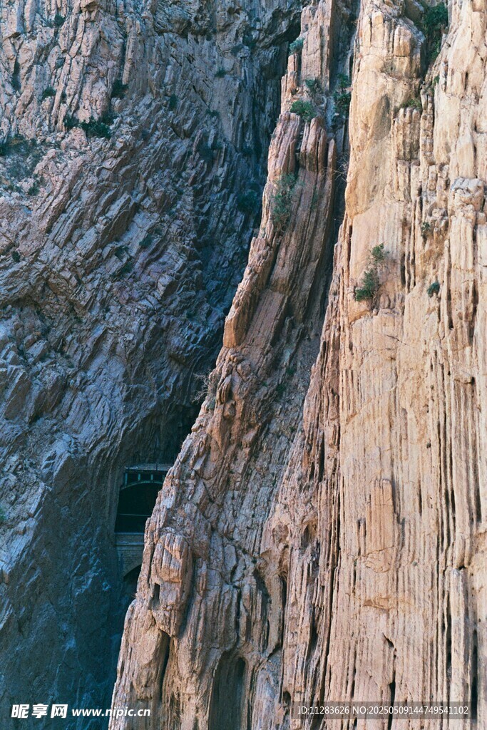 陡峭岩壁景观
