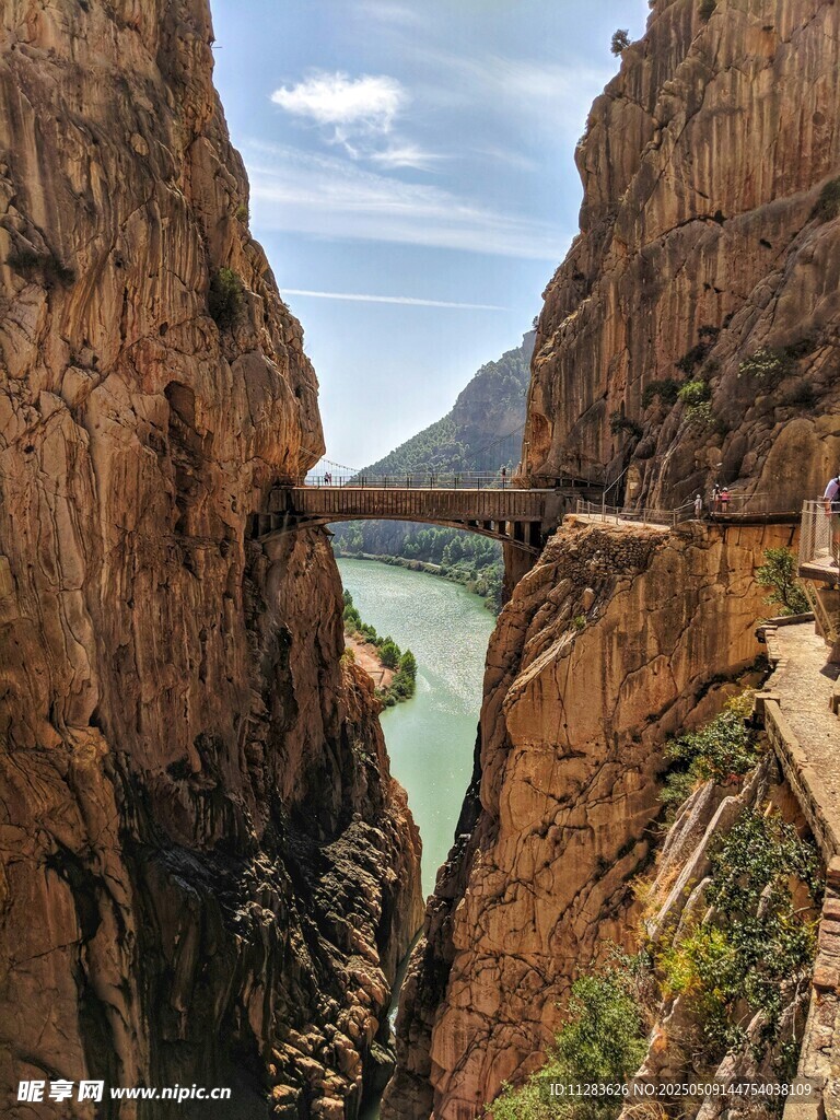峡谷间的桥梁景观