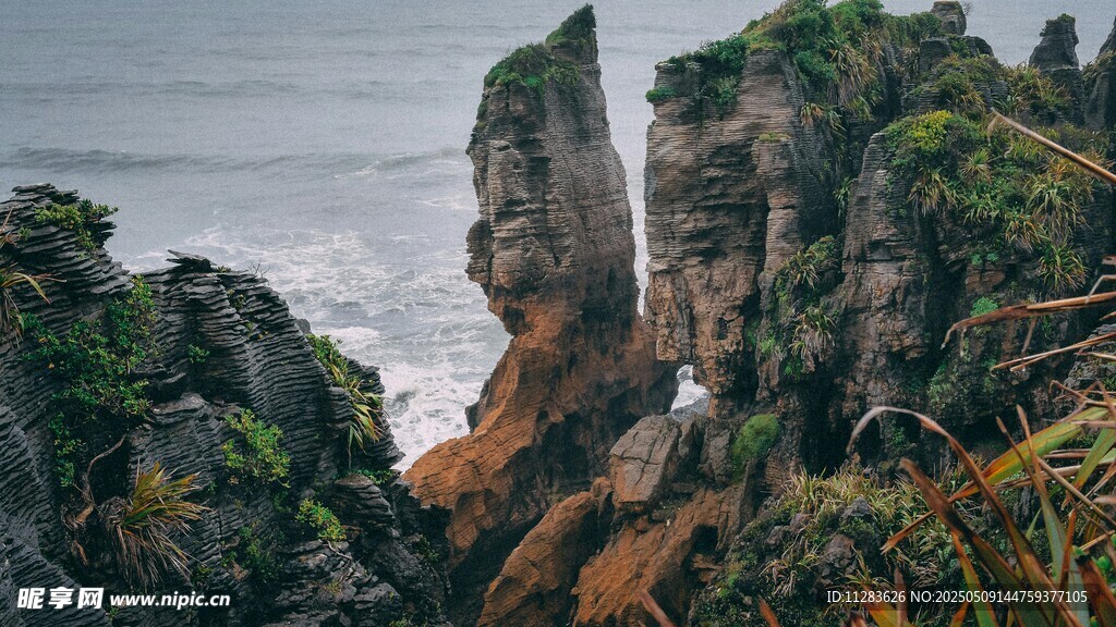 海边嶙峋奇峰绿植环绕
