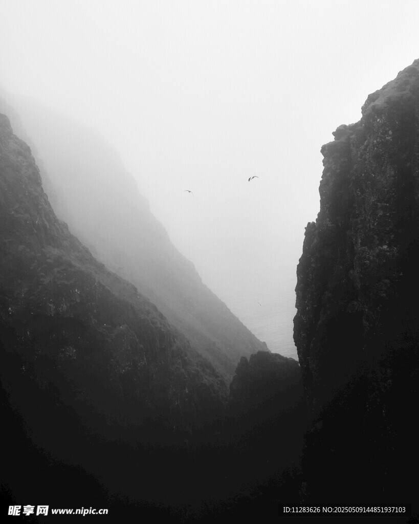 黑白山间景致