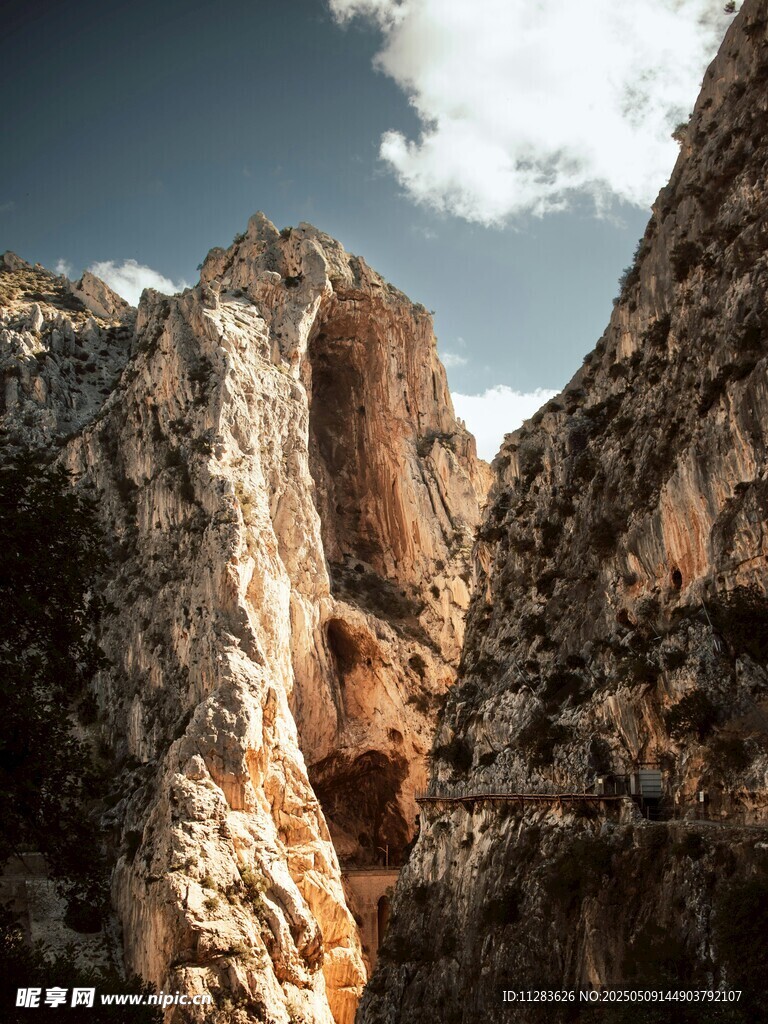 壮丽险峻的岩石山峰景观