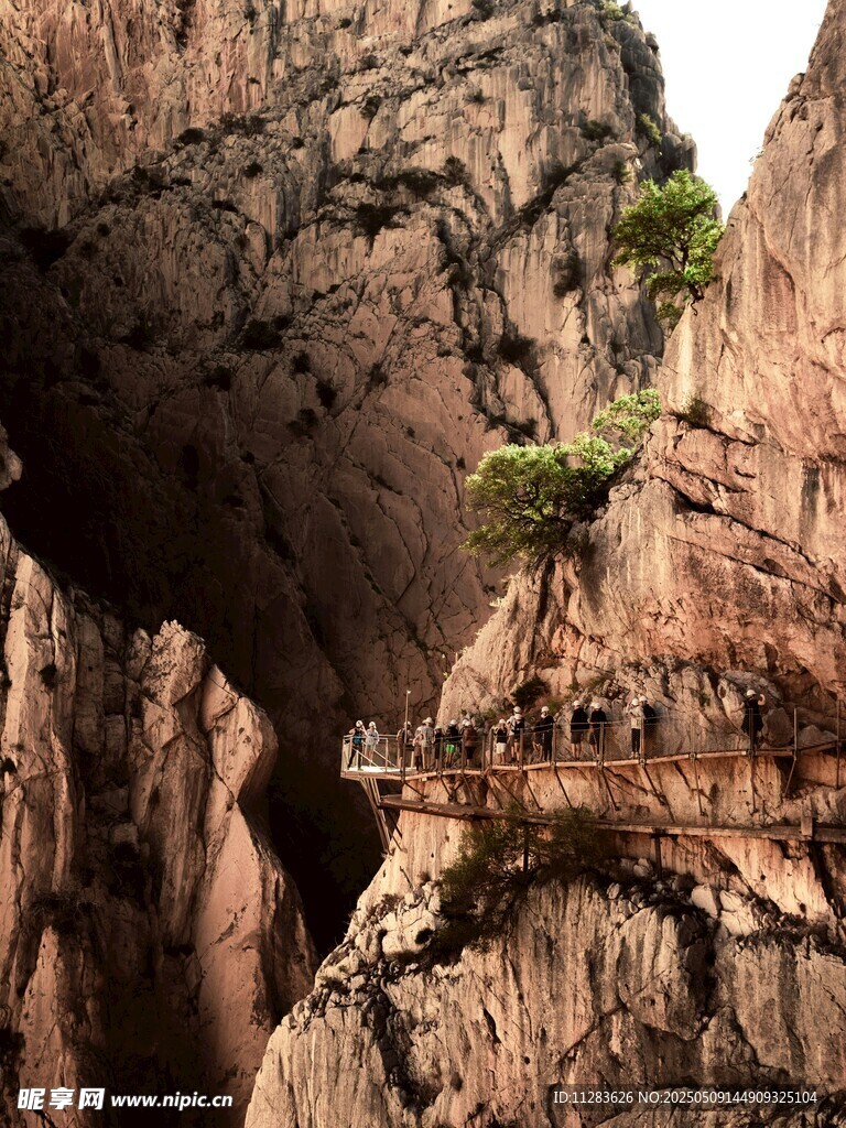 山间栈道穿行于峭壁间