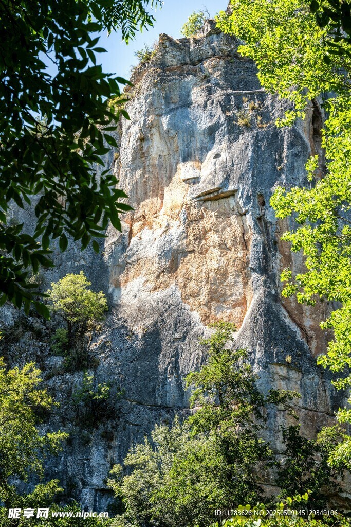 山林间的嶙峋岩石