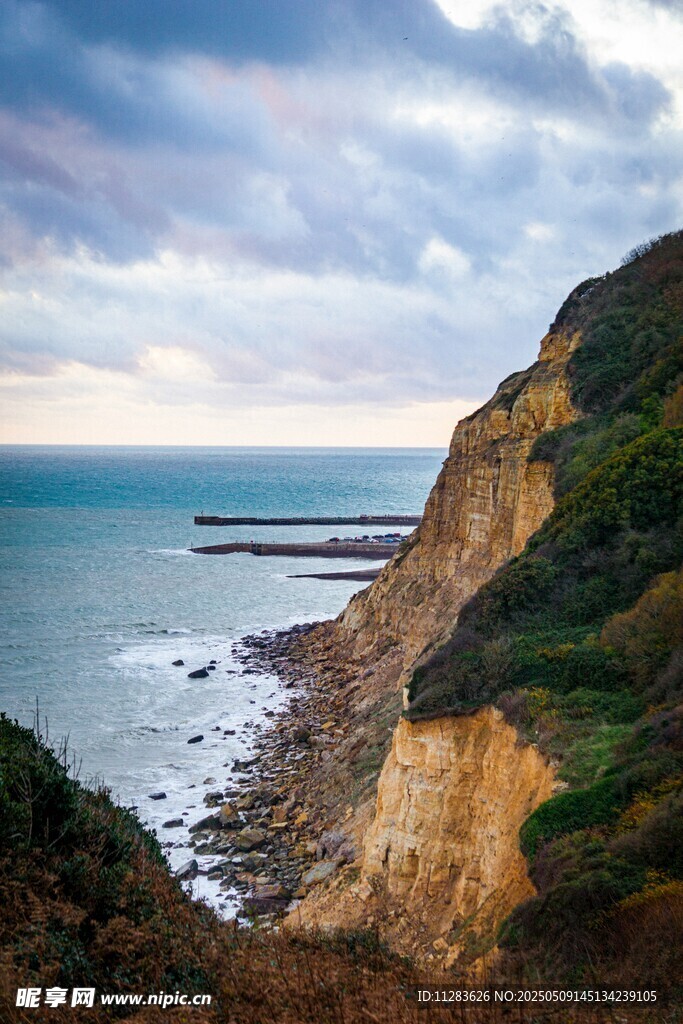 海岸悬崖边的壮丽海景